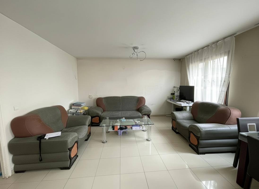 VITRY-SUR-SEINE maison familiale, située dans un environnement calme et sécurisé, au coeur d'un secteur pavillonnaire recherché. 130 m2 avec grand local/atelier  45 m2 3