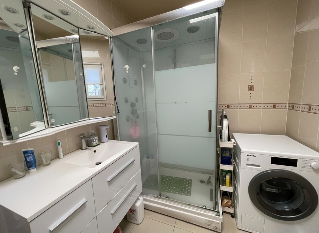 VITRY-SUR-SEINE maison familiale, située dans un environnement calme et sécurisé, au coeur d'un secteur pavillonnaire recherché. 130 m2 avec grand local/atelier  45 m2 6