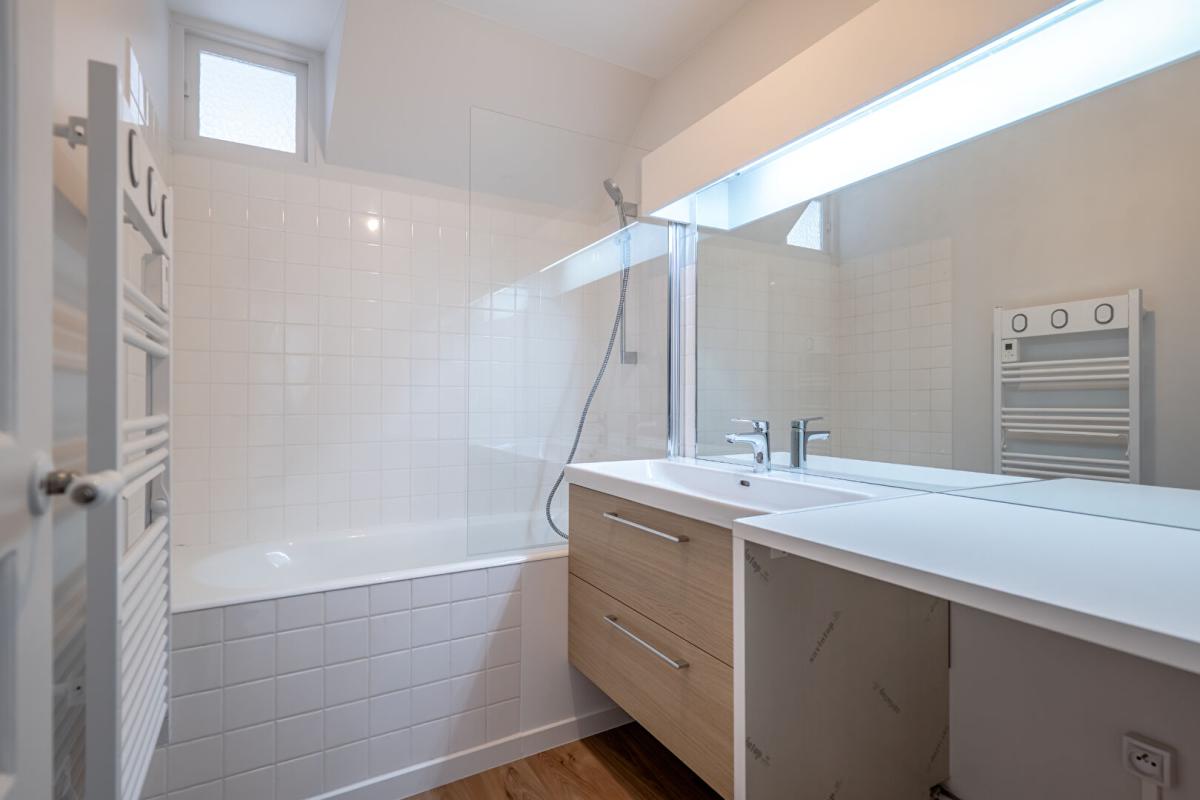 PARIS-8E-ARRONDISSEMENT Paris 8-Dernier étage avec ascenseur à deux pas de l'Elysée-63M2 au sol-Appartement rénové et lumineux 10