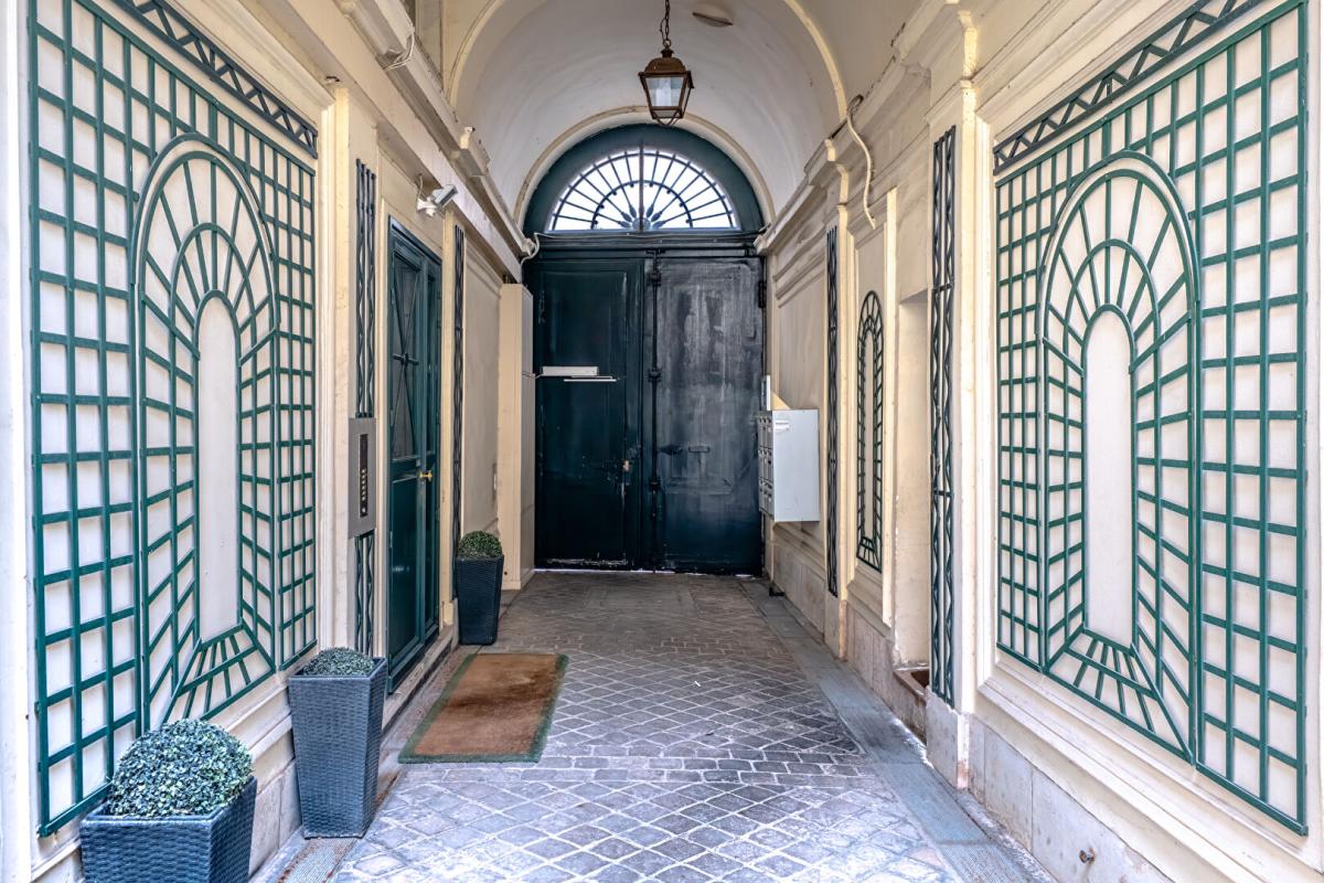 PARIS-8E-ARRONDISSEMENT Paris 8-Dernier étage avec ascenseur à deux pas de l'Elysée-63M2 au sol-Appartement rénové et lumineux 11