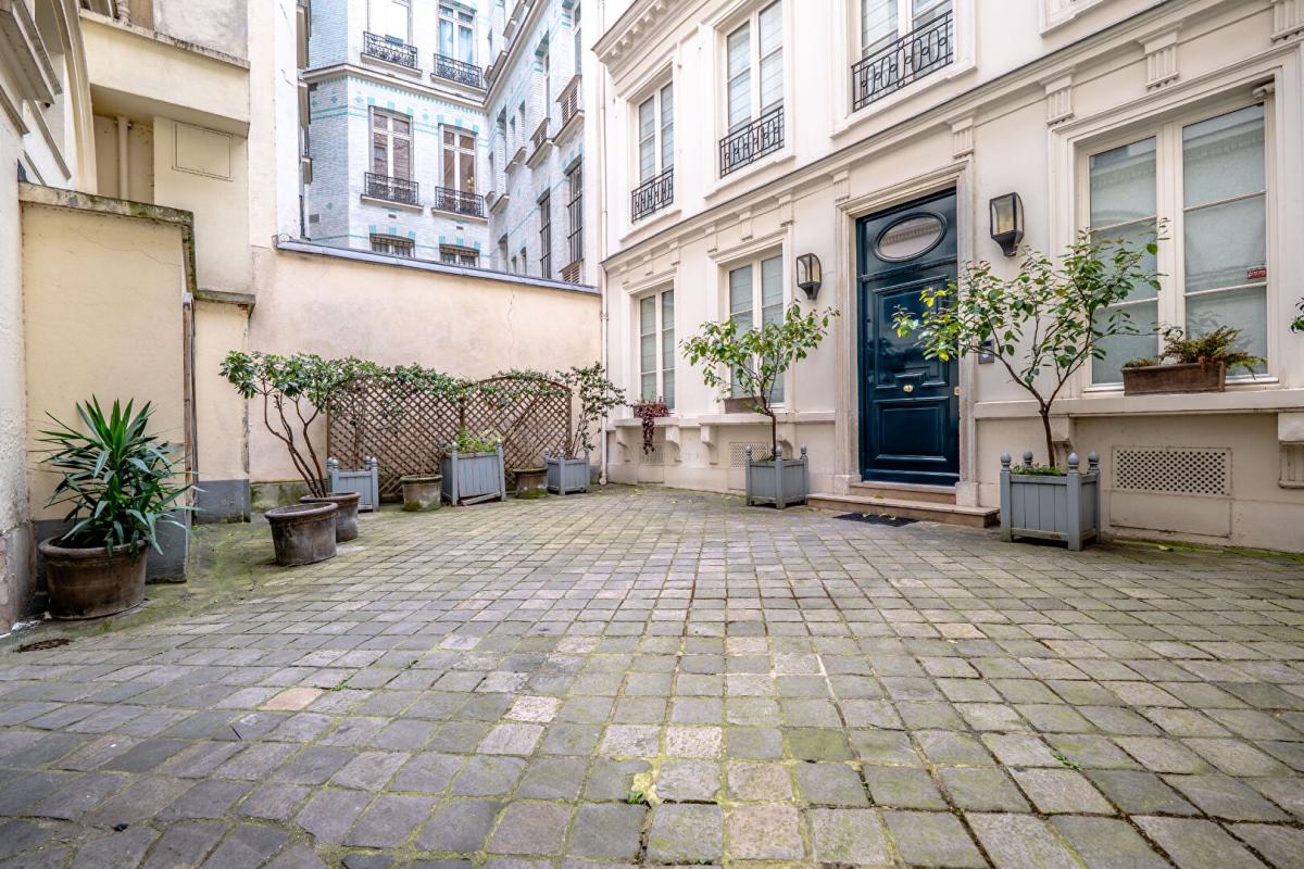 PARIS-8E-ARRONDISSEMENT Paris 8-Dernier étage avec ascenseur à deux pas de l'Elysée-63M2 au sol-Appartement rénové et lumineux 12