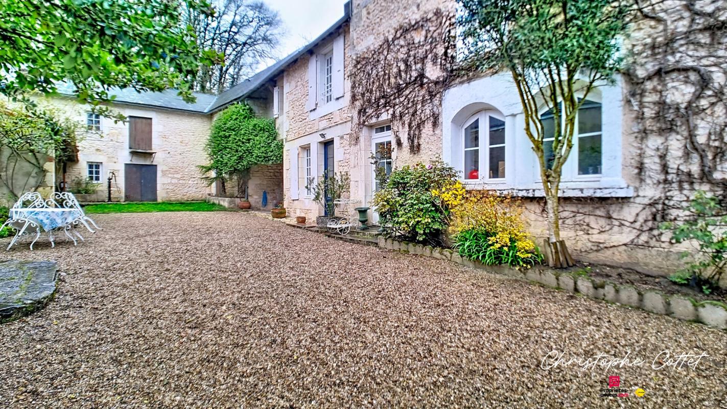 BONNES Maison en pierre de caractère  207 m²  8 pièces Bonnes 86300 1