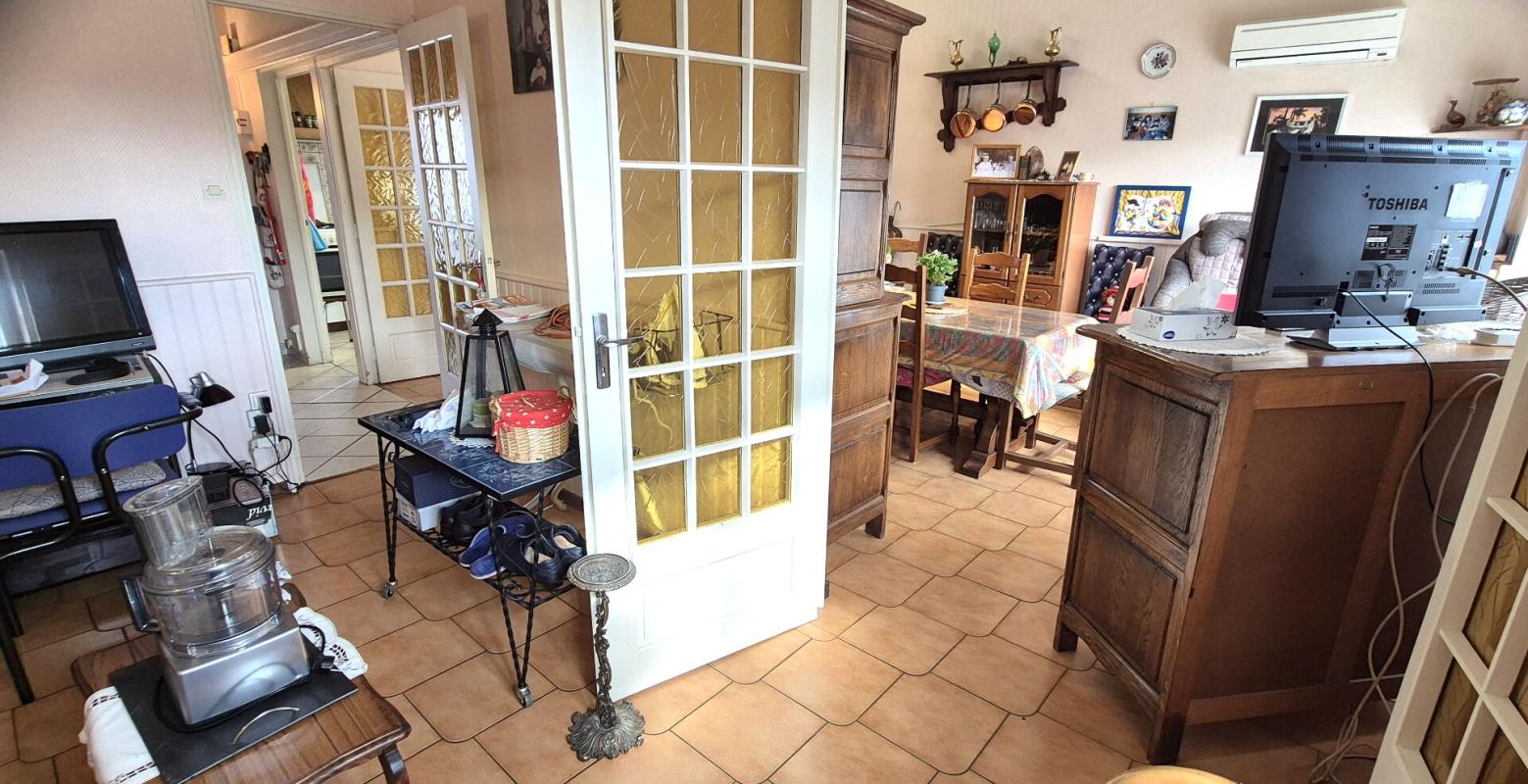 SAINT-DIZIER Belle Maison ou Pavillon de Plain-pied de 95 m² à Remettre à votre Goût et Style de Vie avec sa Cour avant, Terrasse avec Barbecue, Garage de 22 m², Appentis et un joli Terrain Clos et Entretenu de 365 m² 10