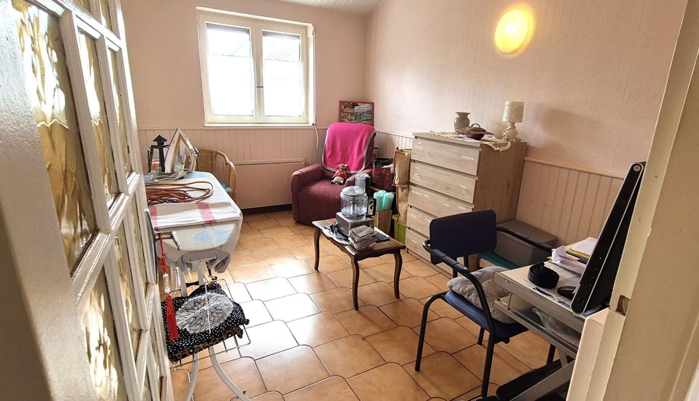 SAINT-DIZIER Belle Maison ou Pavillon de Plain-pied de 95 m² à Remettre à votre Goût et Style de Vie avec sa Cour avant, Terrasse avec Barbecue, Garage de 22 m², Appentis et un joli Terrain Clos et Entretenu de 365 m² 11