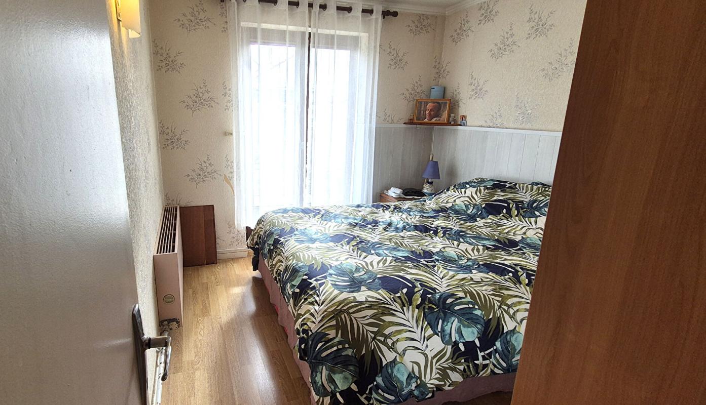 SAINT-DIZIER Belle Maison ou Pavillon de Plain-pied de 95 m² à Remettre à votre Goût et Style de Vie avec sa Cour avant, Terrasse avec Barbecue, Garage de 22 m², Appentis et un joli Terrain Clos et Entretenu de 365 m² 12