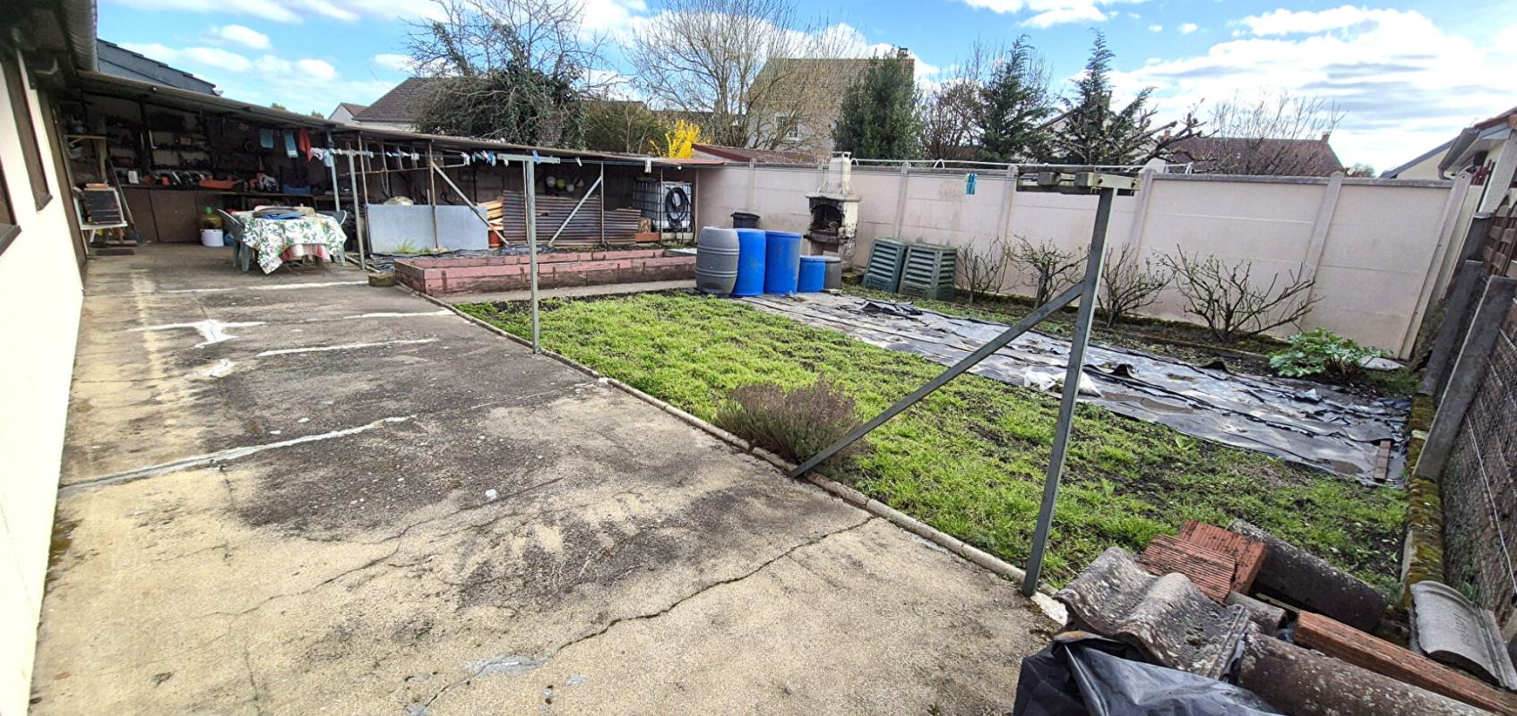 SAINT-DIZIER Belle Maison ou Pavillon de Plain-pied de 95 m² à Remettre à votre Goût et Style de Vie avec sa Cour avant, Terrasse avec Barbecue, Garage de 22 m², Appentis et un joli Terrain Clos et Entretenu de 365 m² 17