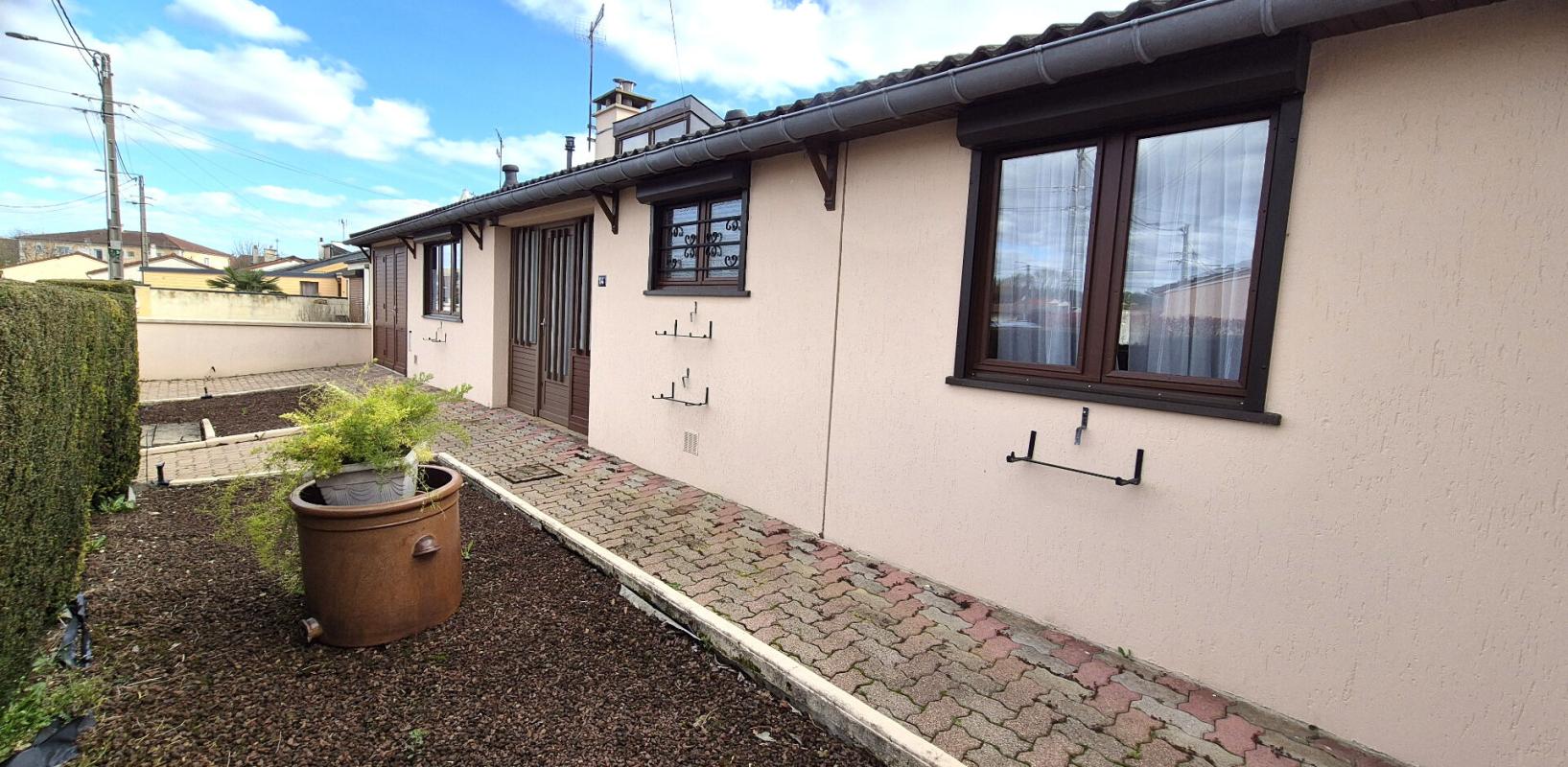 SAINT-DIZIER Belle Maison ou Pavillon de Plain-pied de 95 m² à Remettre à votre Goût et Style de Vie avec sa Cour avant, Terrasse avec Barbecue, Garage de 22 m², Appentis et un joli Terrain Clos et Entretenu de 365 m² 2