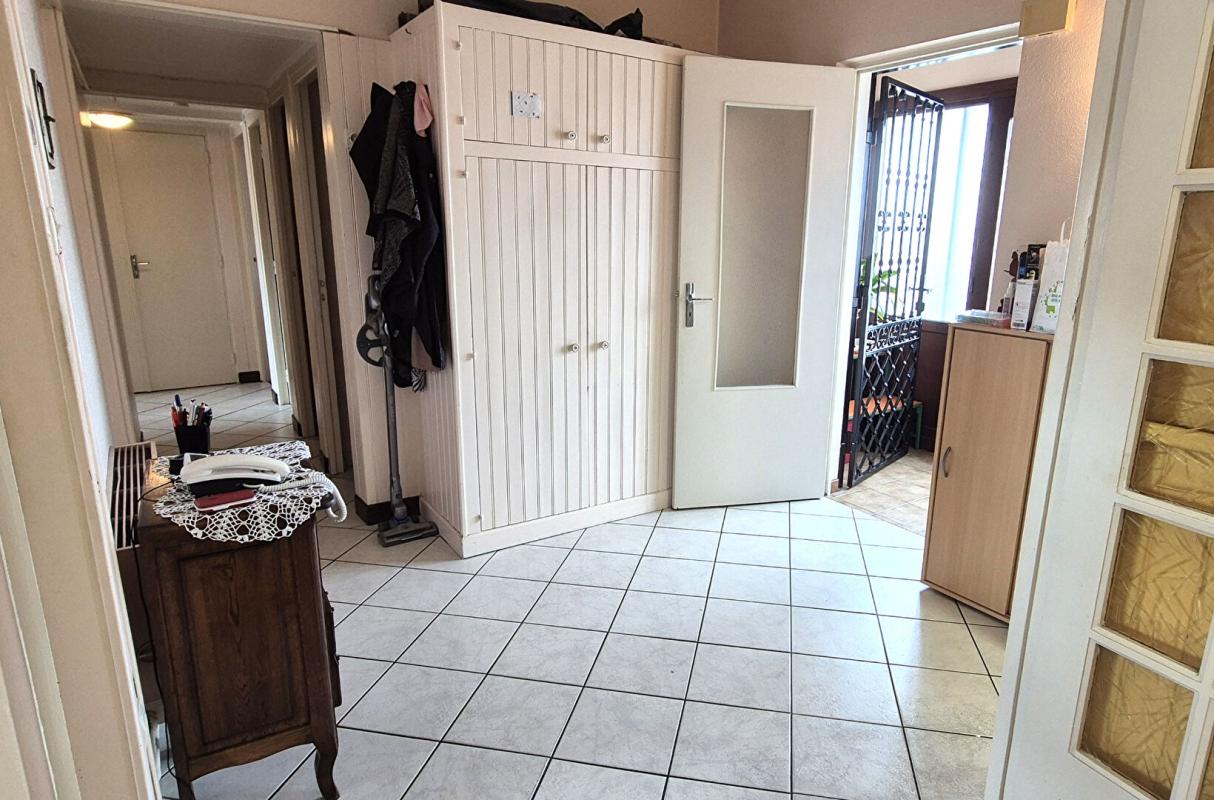 SAINT-DIZIER Belle Maison ou Pavillon de Plain-pied de 95 m² à Remettre à votre Goût et Style de Vie avec sa Cour avant, Terrasse avec Barbecue, Garage de 22 m², Appentis et un joli Terrain Clos et Entretenu de 365 m² 3