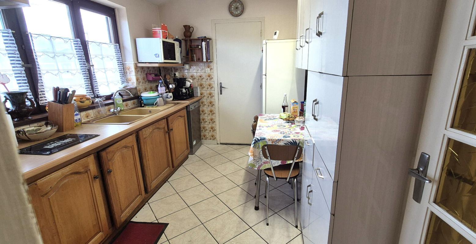 SAINT-DIZIER Belle Maison ou Pavillon de Plain-pied de 95 m² à Remettre à votre Goût et Style de Vie avec sa Cour avant, Terrasse avec Barbecue, Garage de 22 m², Appentis et un joli Terrain Clos et Entretenu de 365 m² 4