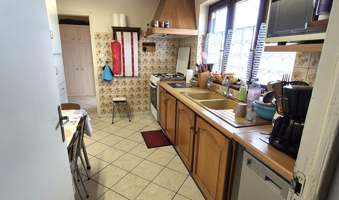 SAINT-DIZIER Belle Maison ou Pavillon de Plain-pied de 95 m² à Remettre à votre Goût et Style de Vie avec sa Cour avant, Terrasse avec Barbecue, Garage de 22 m², Appentis et un joli Terrain Clos et Entretenu de 365 m² 8