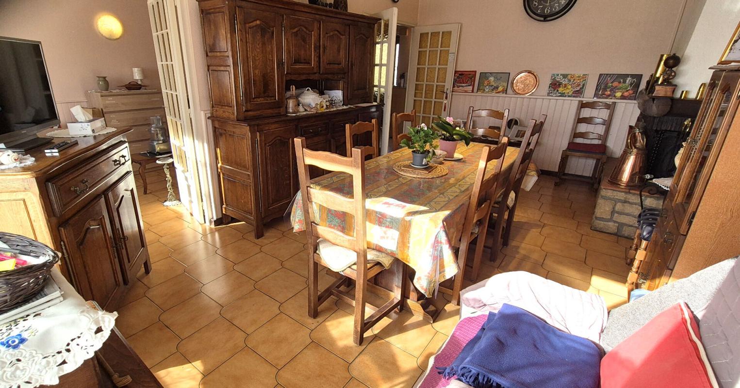 SAINT-DIZIER Belle Maison ou Pavillon de Plain-pied de 95 m² à Remettre à votre Goût et Style de Vie avec sa Cour avant, Terrasse avec Barbecue, Garage de 22 m², Appentis et un joli Terrain Clos et Entretenu de 365 m² 9