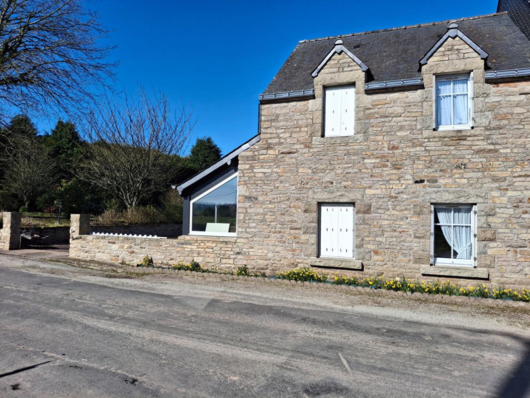 CRUGUEL Vous rêvez d'espace, de nature et d'un terrain pour vos projets ? Cette propriété pourrait bien être votre coup de coeur 1