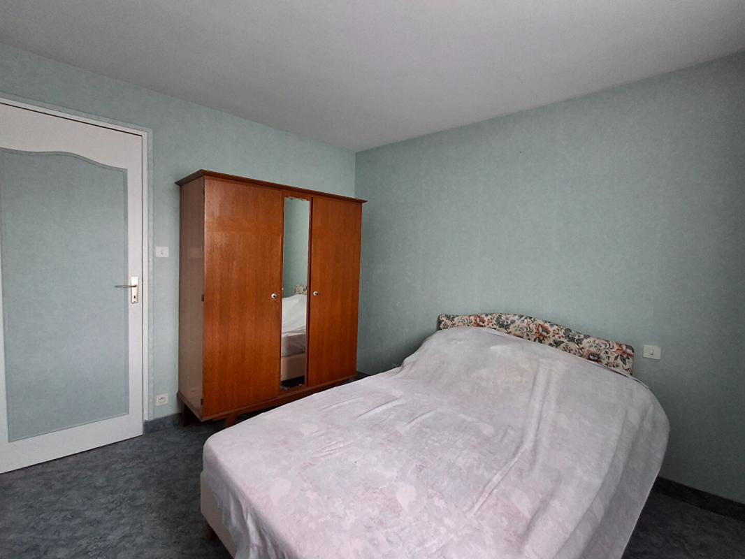 CRUGUEL Vous rêvez d'espace, de nature et d'un terrain pour vos projets ? Cette propriété pourrait bien être votre coup de coeur 10