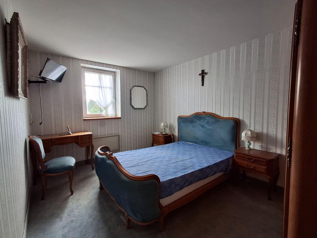 CRUGUEL Vous rêvez d'espace, de nature et d'un terrain pour vos projets ? Cette propriété pourrait bien être votre coup de coeur 11