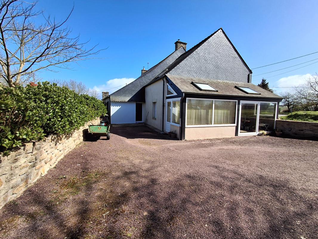 CRUGUEL Vous rêvez d'espace, de nature et d'un terrain pour vos projets ? Cette propriété pourrait bien être votre coup de coeur 16