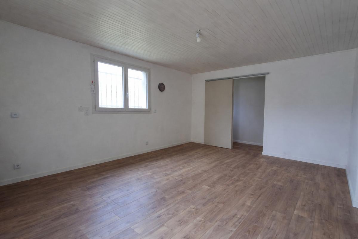 CRUGUEL Vous rêvez d'espace, de nature et d'un terrain pour vos projets ? Cette propriété pourrait bien être votre coup de coeur 6