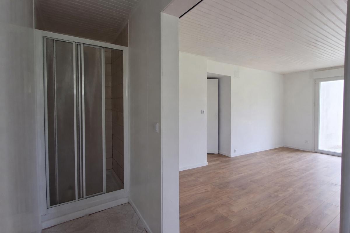 CRUGUEL Vous rêvez d'espace, de nature et d'un terrain pour vos projets ? Cette propriété pourrait bien être votre coup de coeur 7