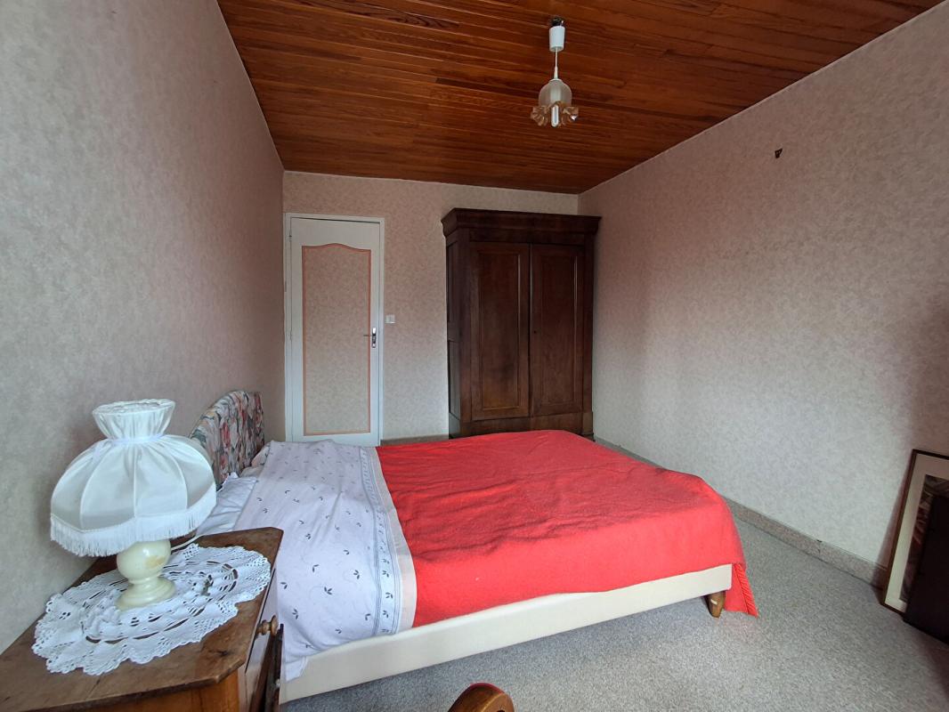 CRUGUEL Vous rêvez d'espace, de nature et d'un terrain pour vos projets ? Cette propriété pourrait bien être votre coup de coeur 8