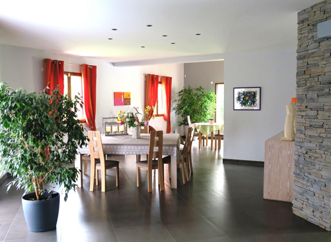 L'ISLE-ADAM Demeure de prestige de 349m2 avec piscine et grand jardin 2