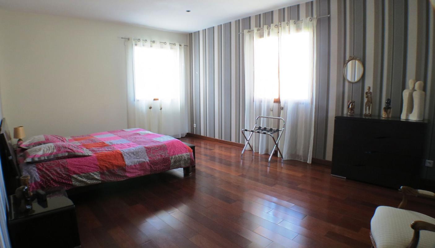 L'ISLE-ADAM Demeure de prestige de 349m2 avec piscine et grand jardin 8