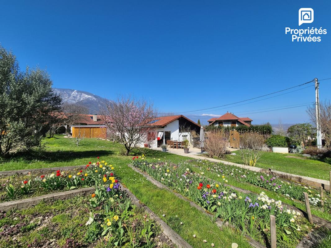 CHEVRIER Maison de caractère rénovée avec dépendance, piscine et jardin au calme 11