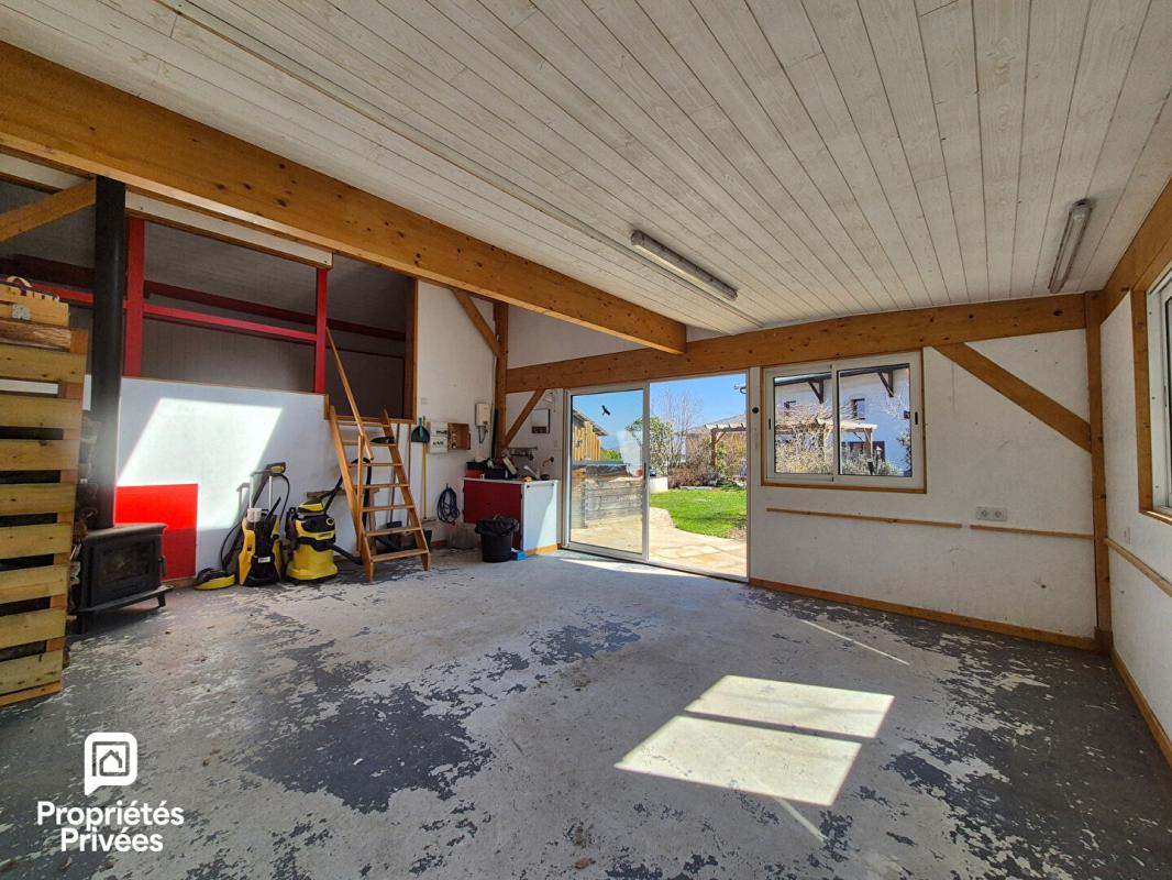 CHEVRIER Maison de caractère rénovée avec dépendance, piscine et jardin au calme 12