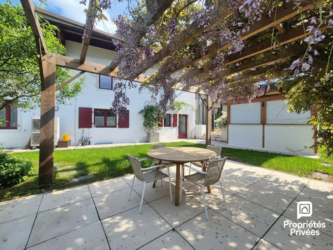 CHEVRIER Maison de caractère rénovée avec dépendance, piscine et jardin au calme 5