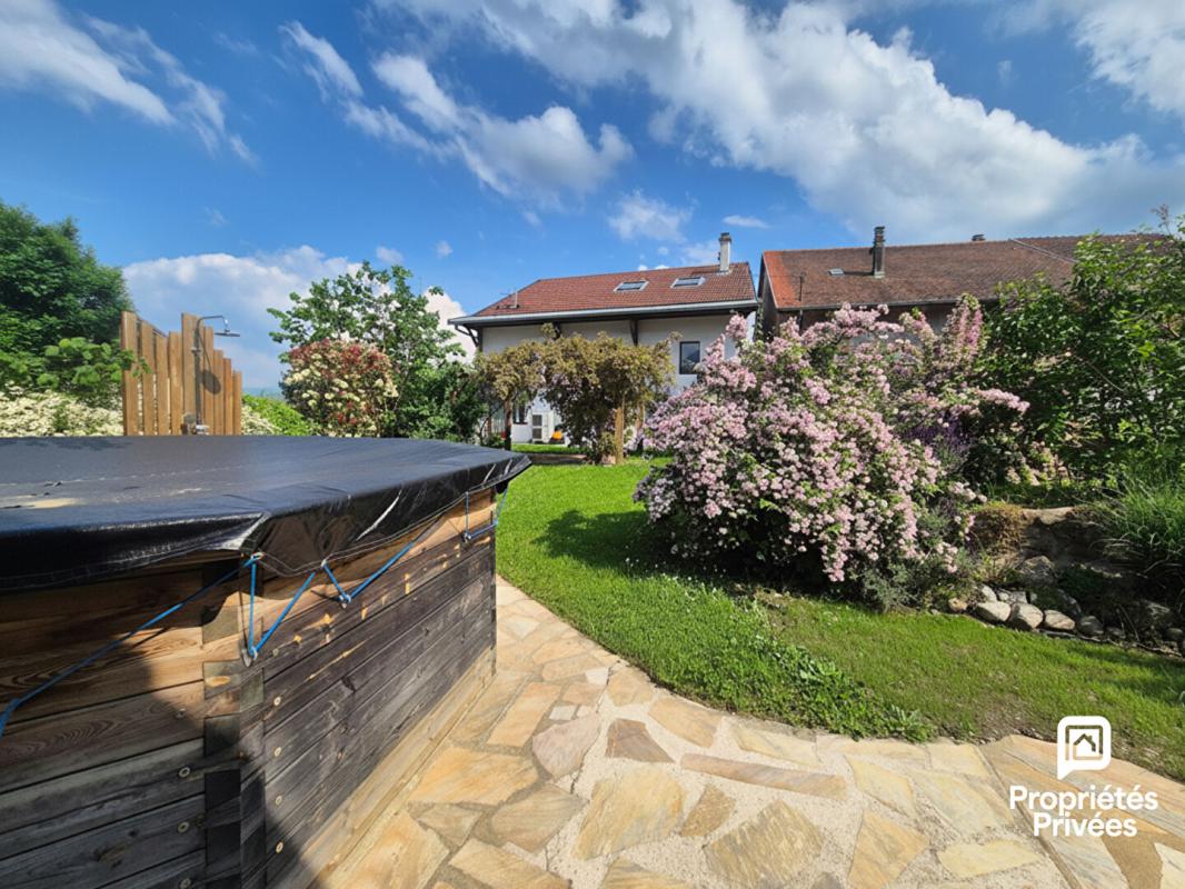 CHEVRIER Maison de caractère rénovée avec dépendance, piscine et jardin au calme 6