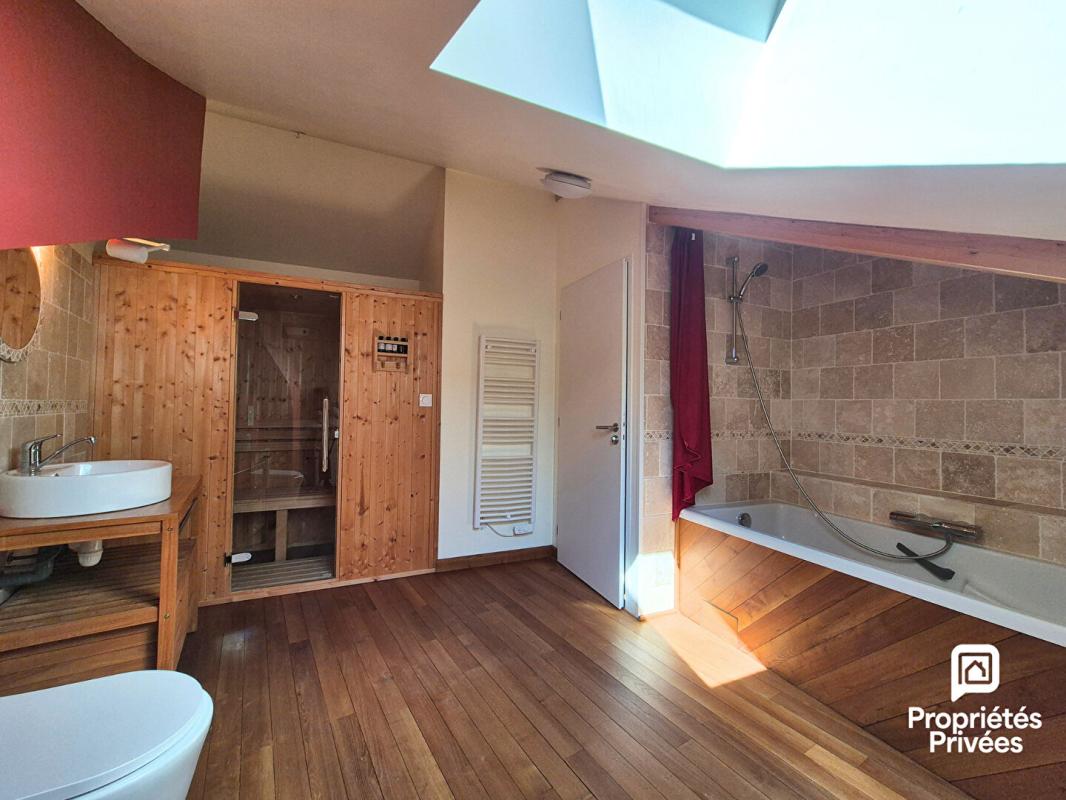 CHEVRIER Maison de caractère rénovée avec dépendance, piscine et jardin au calme 7