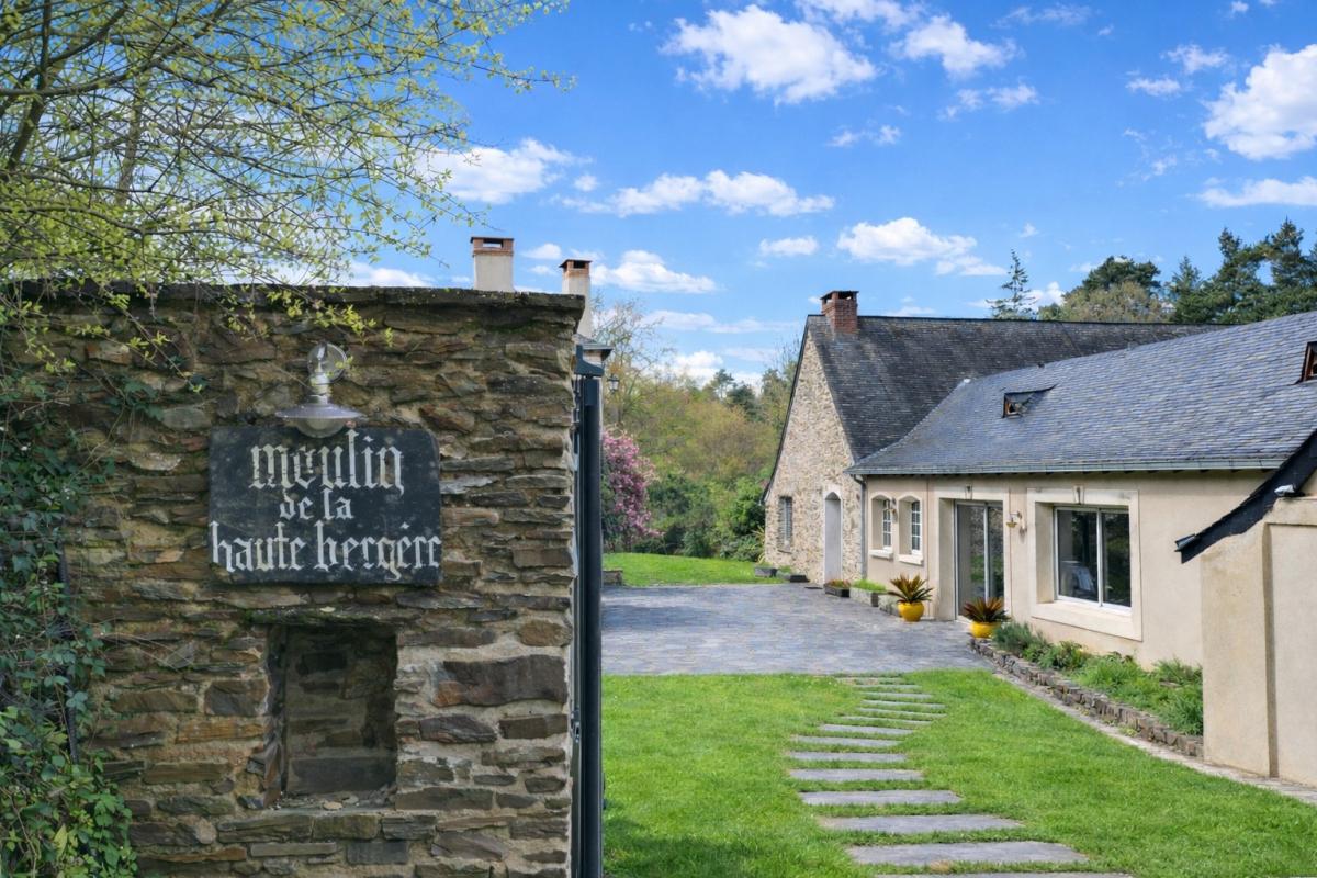 SEGRE Domaine d'exception avec moulin du XVI siècle entièrement rénové, env 330 m² habitables  - 15 hectares avec rivière et étang 1