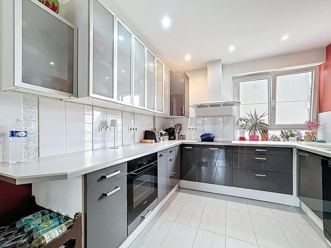 TASSIN-LA-DEMI-LUNE Appartement  4 pièce(s) 97 m2 2