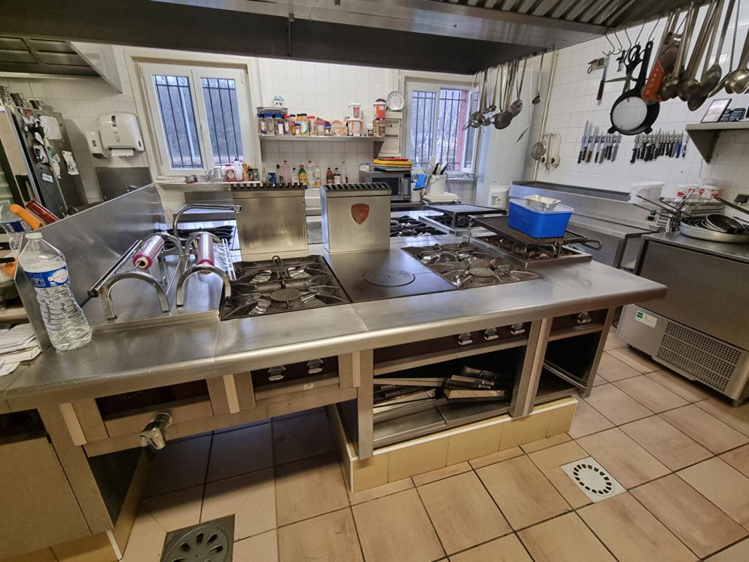 LE BOIS-D'OINGT BOURGOIN JALLIEU - Murs et fonds, RESTAURANT 380 m²,  parkings 2