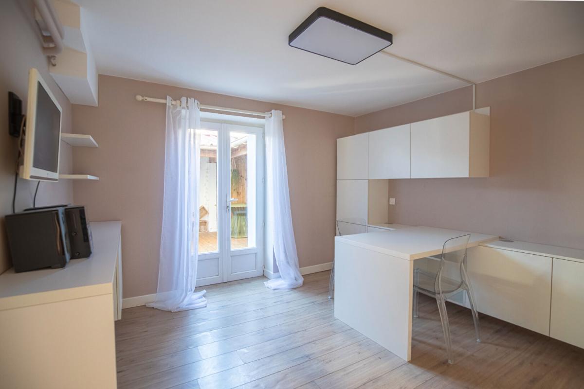 LIMOGES Maison  6 pièce(s) 156 m2 Limoges Beaublanc 16