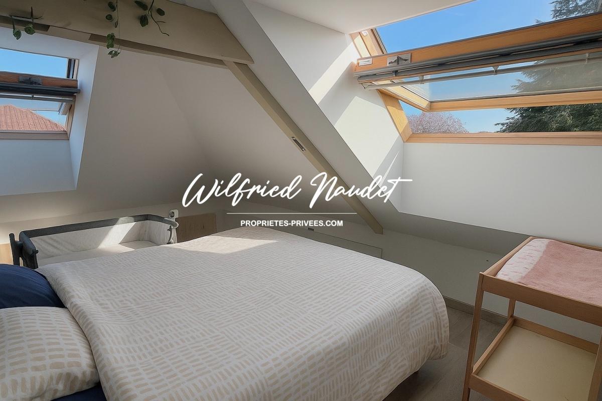 BRETTE-LES-PINS Proche commerces et école 7