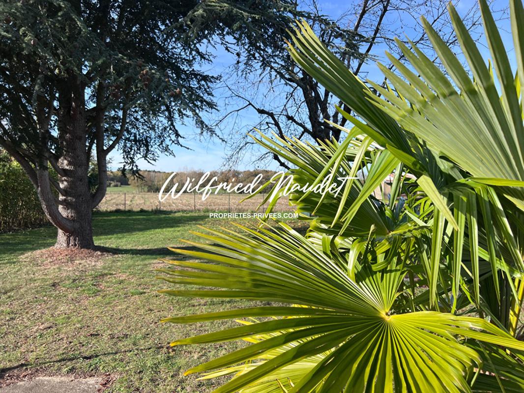 BRETTE-LES-PINS Proche commerces et école 8