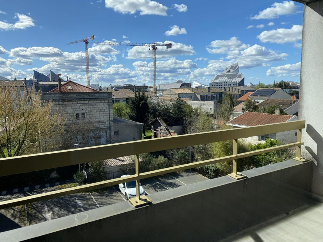 BORDEAUX T2 42.78 m2 avec vue dégagée, balcon et parking 1