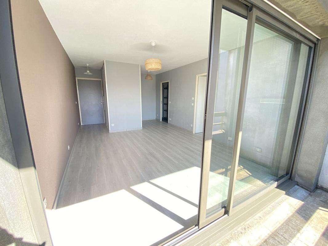 BORDEAUX T2 42.78 m2 avec vue dégagée, balcon et parking 2