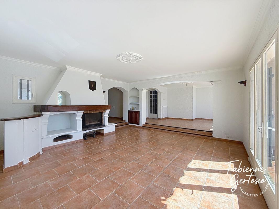 CEYRESTE CEYRESTE ! Maison traditionnelle 6 pièces, terrain 1 000 m², piscine 2