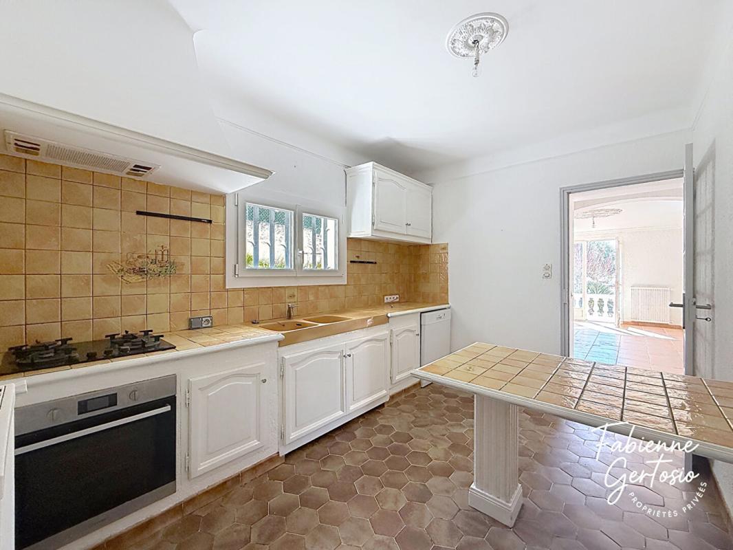 CEYRESTE CEYRESTE ! Maison traditionnelle 6 pièces, terrain 1 000 m², piscine 4