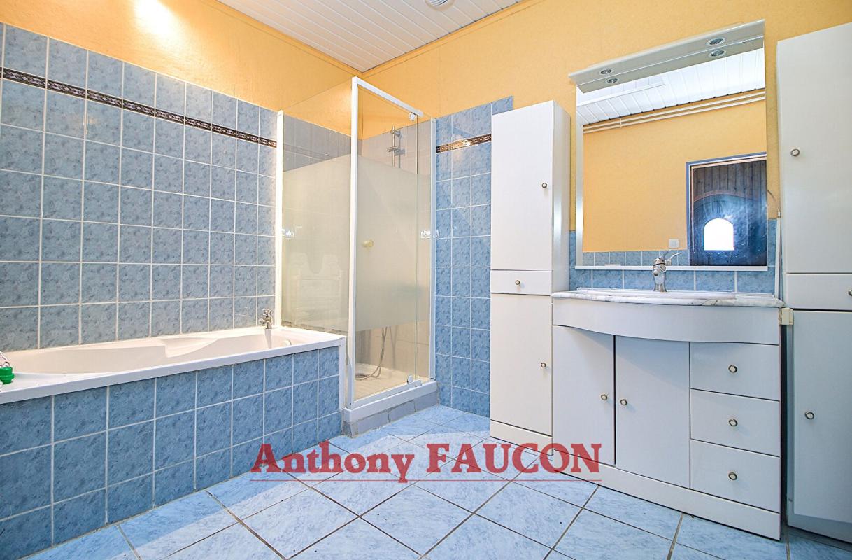 LES MAGNILS-REIGNIERS Maison Les Magnils Reigniers 6 pièce(s) 140 m2 6