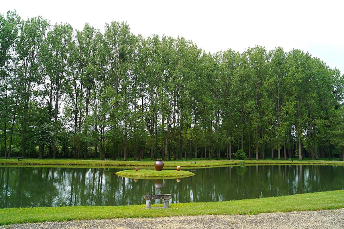 BEAUVAIS Étang de pêche empoissonné sur 2,2 hectares 4