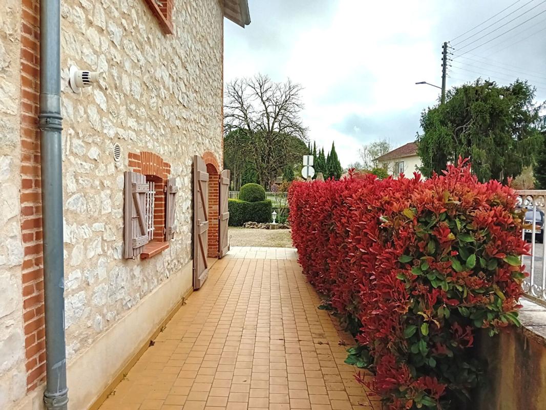 CAUSSADE Maison  7 pièce(s) 199 m2 17