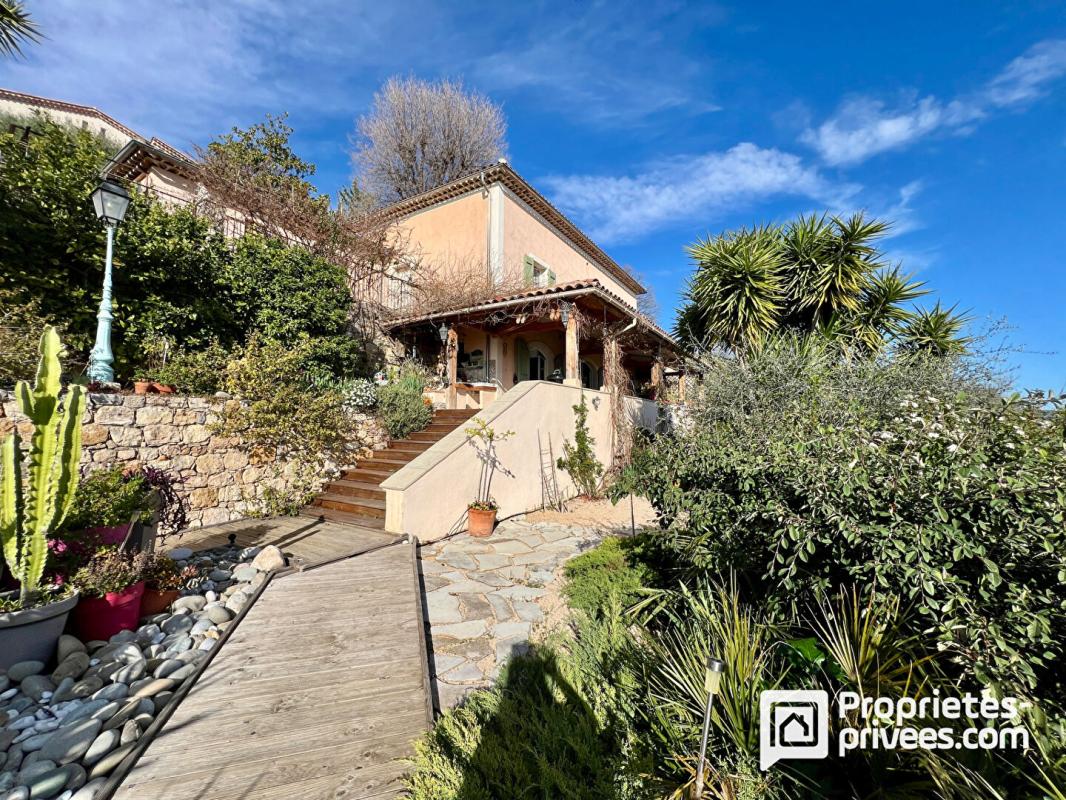 MONTAUROUX Maison d'architecte 214 m², 3 espaces de vie, piscine, à pied du village 1