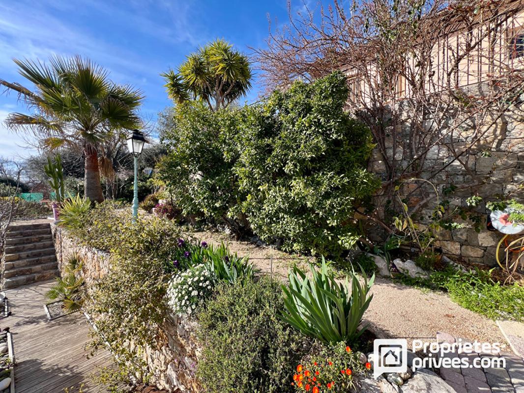 MONTAUROUX Maison d'architecte 214 m², 3 espaces de vie, piscine, à pied du village 17