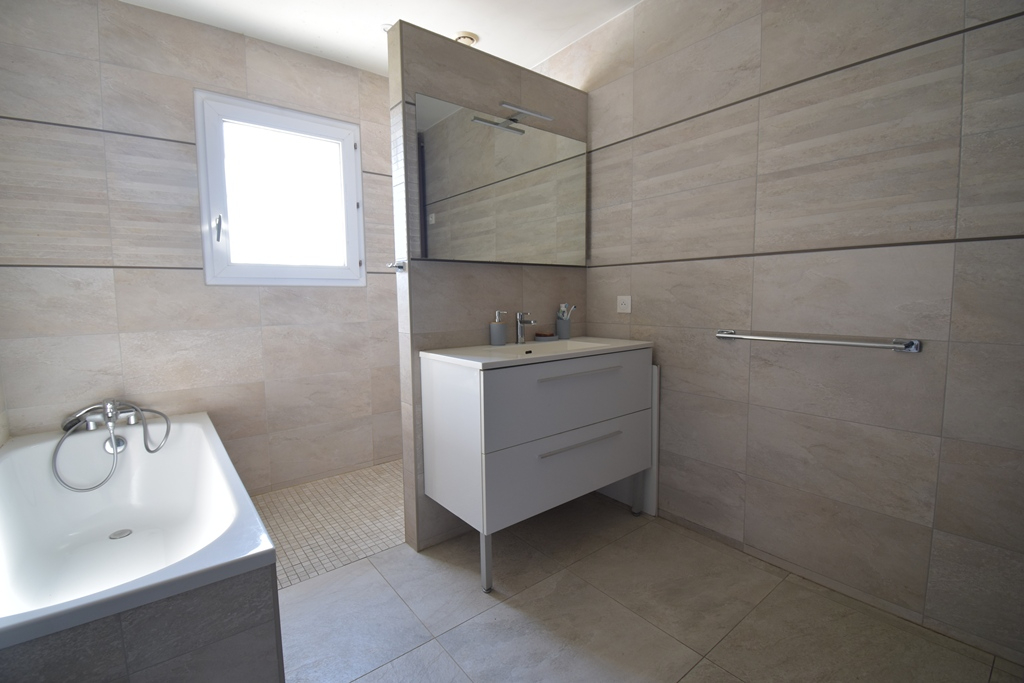 LES SABLES-D'OLONNE Maison Les Sables d'Olonne 5 pièces 129m2 + T2 45 m2 12