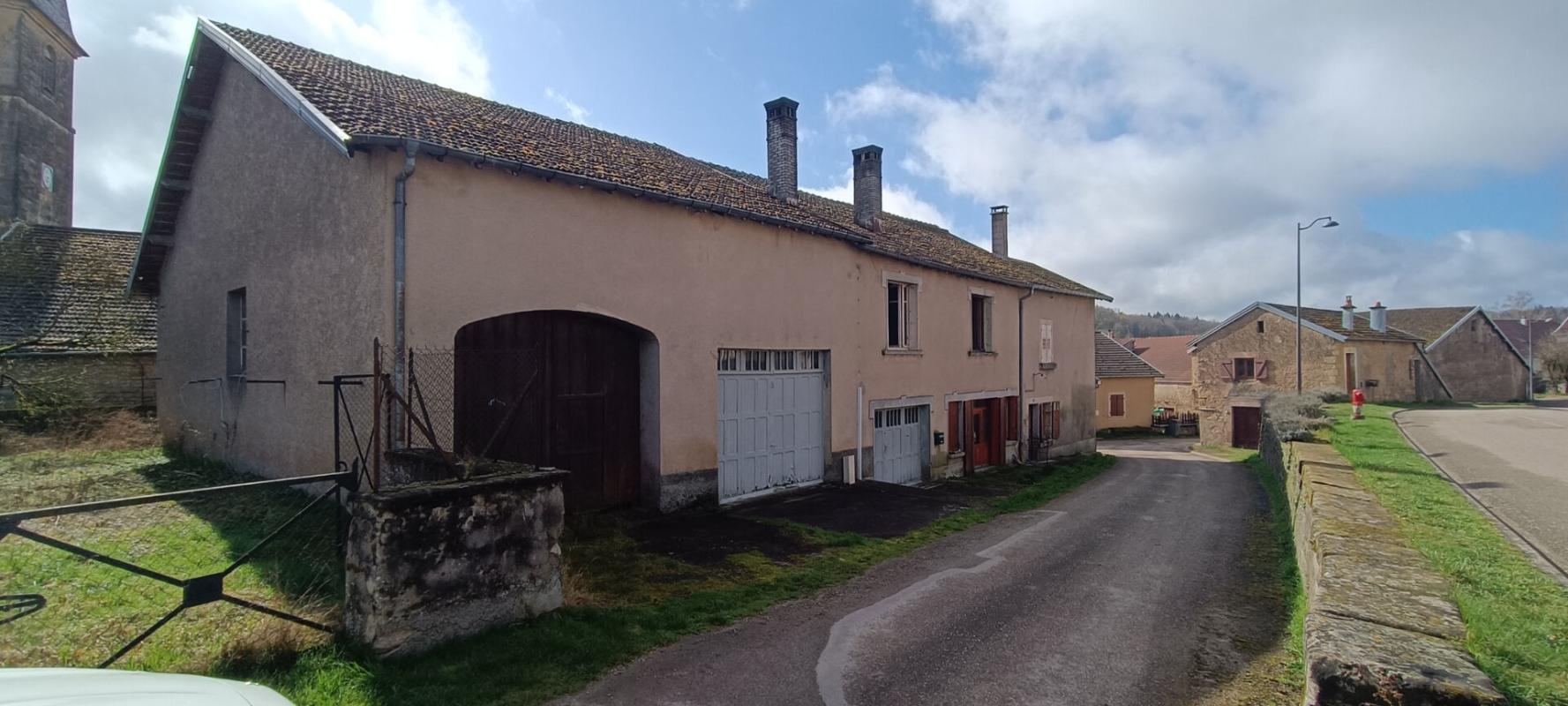VILLERS-LES-LUXEUIL Maison 172.81 m2 et dépendances 1