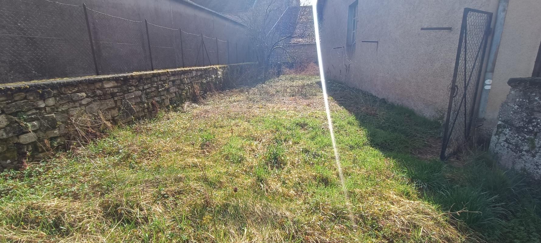 VILLERS-LES-LUXEUIL Maison 172.81 m2 et dépendances 17