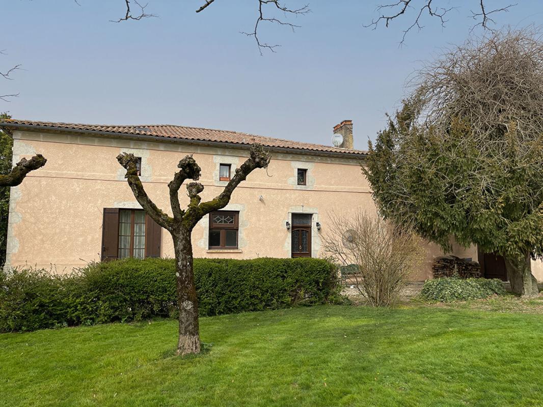 PUYSSERAMPION Ancienne ferme rénovée (270 m2) avec grange, intimité et vue dégagée 1