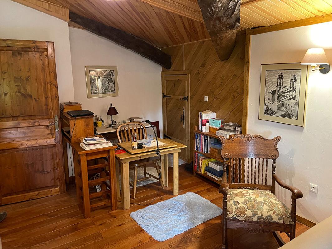 PUYSSERAMPION Ancienne ferme rénovée (270 m2) avec grange, intimité et vue dégagée 10