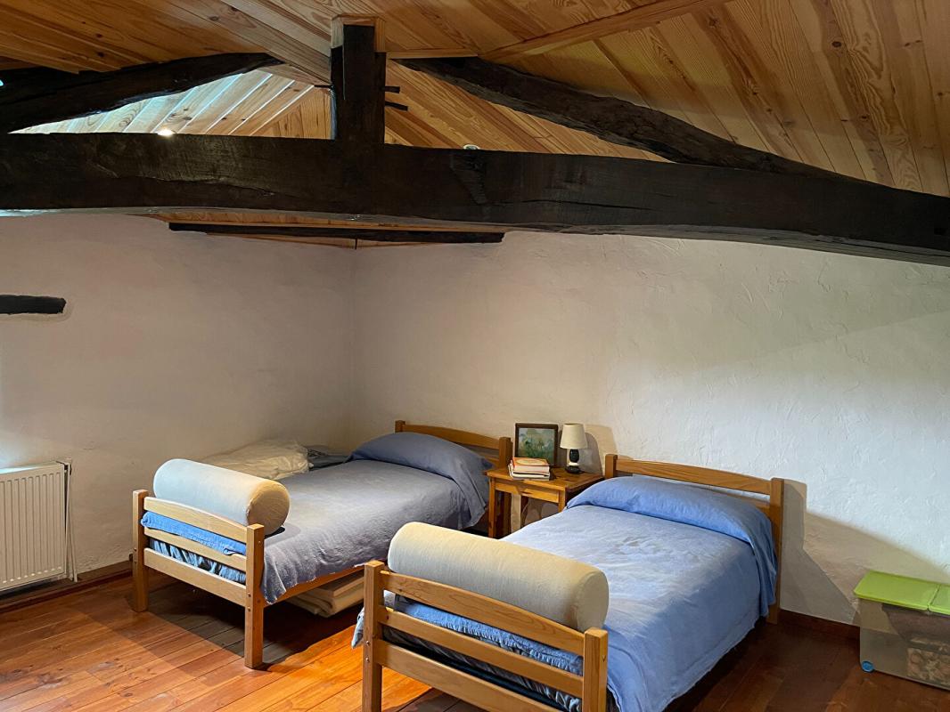 PUYSSERAMPION Ancienne ferme rénovée (270 m2) avec grange, intimité et vue dégagée 13